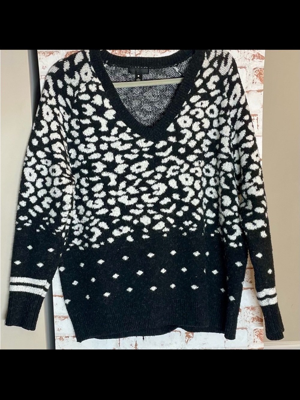 Aqua Black and White Patterned V-Neck Sweater Size S